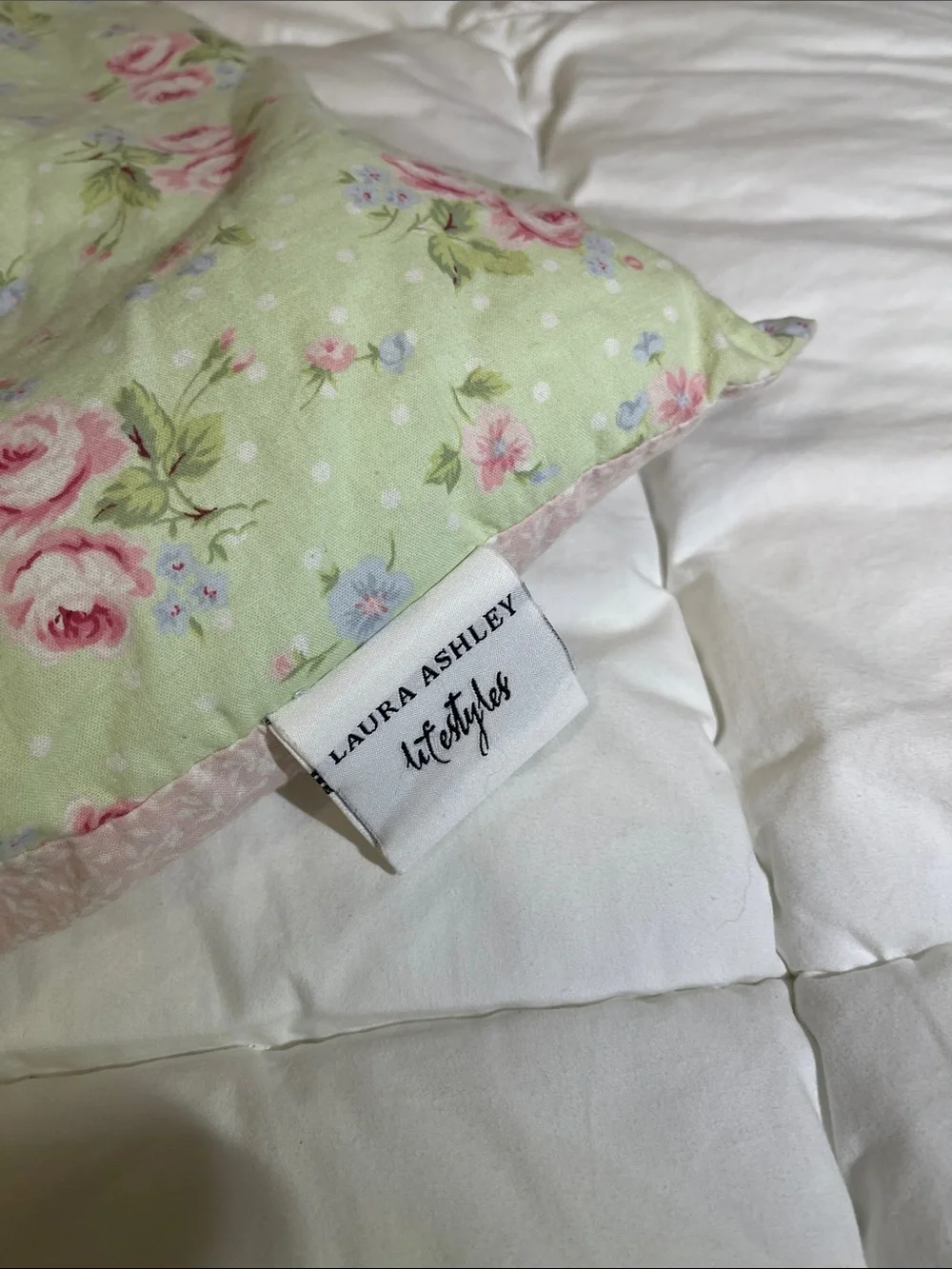 Laura Ashley, Madeline full/queen comforter, green with pink roses 🌸